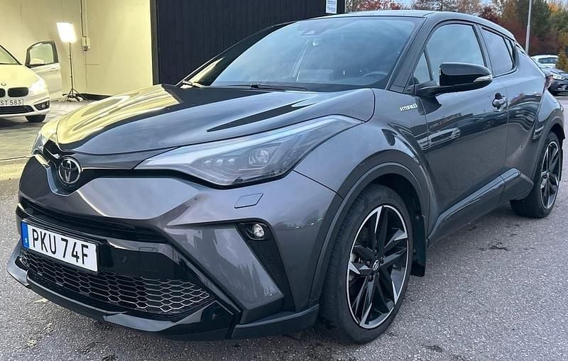Grå Begagnad 2020 Toyota C-HR Sport SUV | 309 900 kr - Bild 1/4