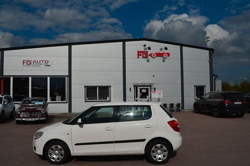 Vit Begagnad 2009 Skoda Fabia Ambiente Halvkombi | 49 900 kr (Marknadspris) - Bild 1/4