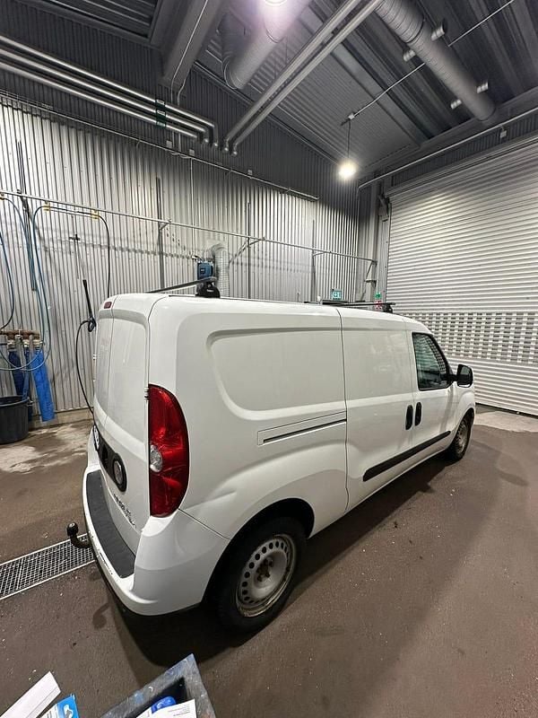 Begagnad Fiat Doblò 105 HK (77 kW) 2012 Minibuss