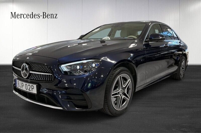 Mörkblå (blue) Begagnad 2021 Mercedes E300 AMG Sedan | 499 900 kr - Bild 1/4
