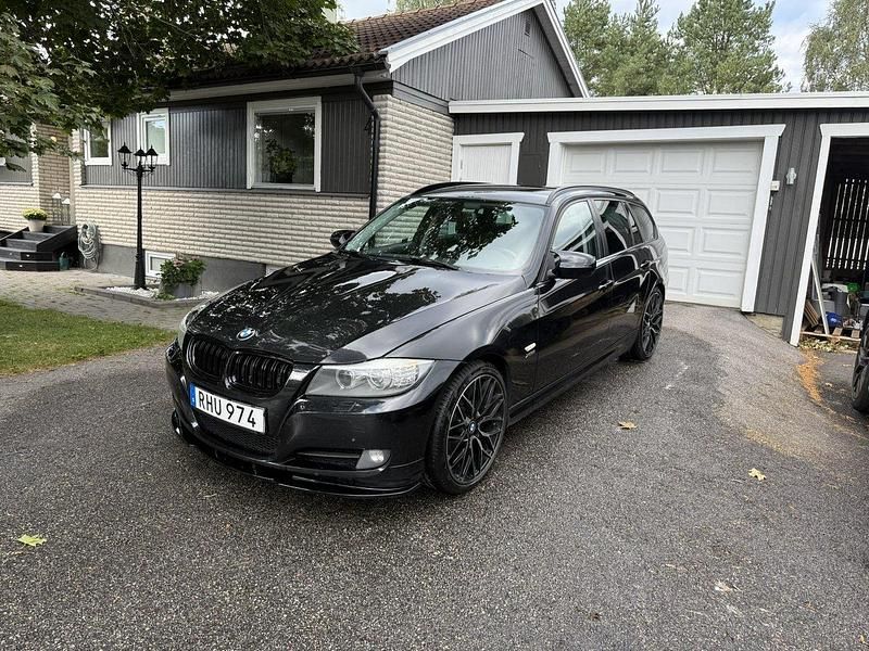 Svart Begagnad 2011 BMW 320 Kombi | 84 900 kr (Marknadspris) - Bild 1/4