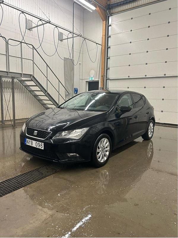 Svart Begagnad 2014 Seat Leon Style Halvkombi | 77 000 kr (Marknadspris) - Bild 1/4