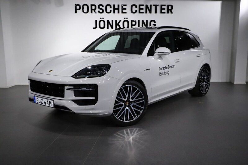 Grå (grey) Begagnad 2025 Porsche Cayenne SUV | 1 584 900 kr - Bild 1/3