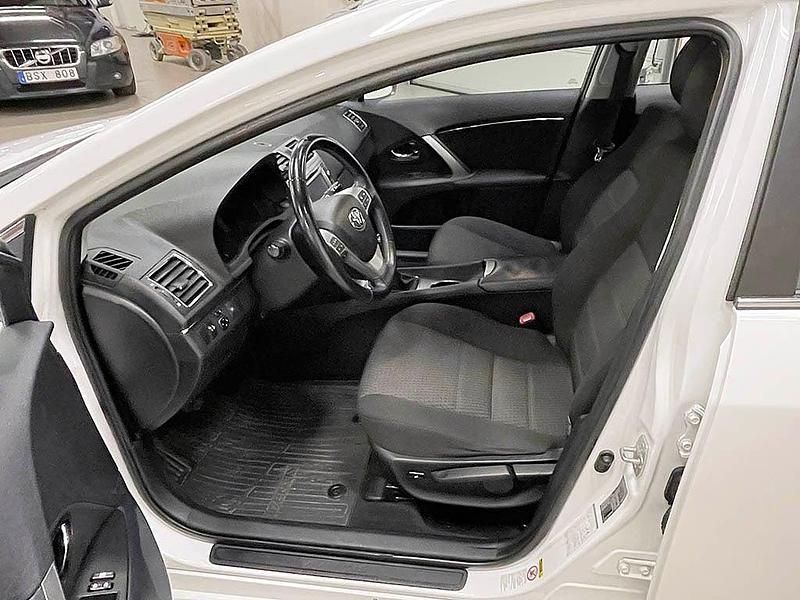 Begagnad Toyota Avensis 124 HK (91 kW) 2012 Vit Kombi