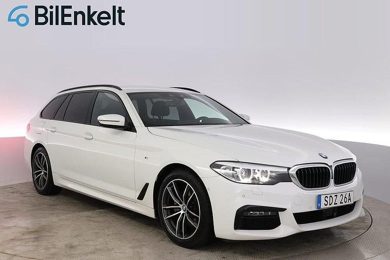 Vit Begagnad 2019 BMW 520 M Sport Kombi | 374 900 kr (Lite dyr) - Bild 1/4