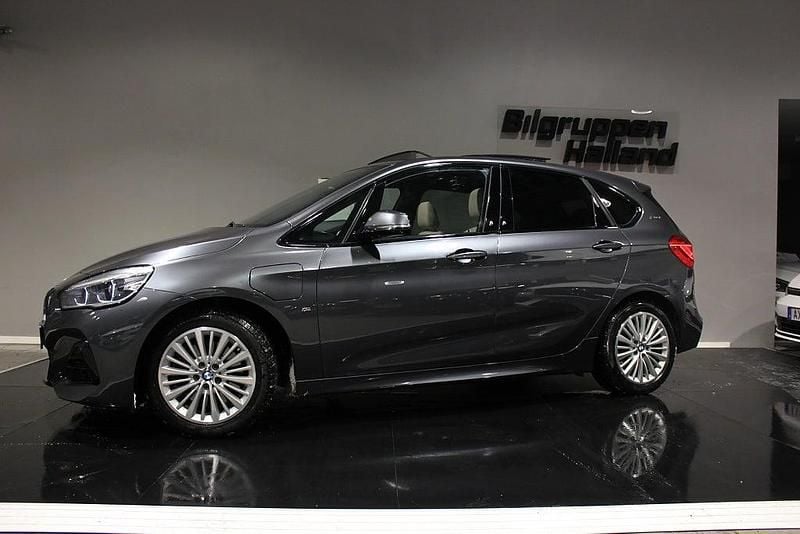 Grå Begagnad 2019 BMW 225 Active Tourer M Sport Minibuss | 209 900 kr (Marknadspris) - Bild 1/4