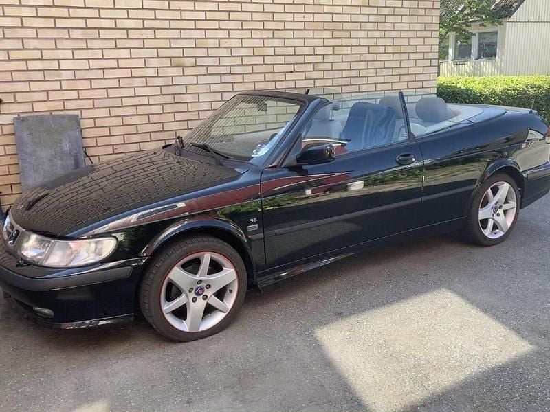 Svart Begagnad 2000 Saab 9-3 Cabriolet Cab | 80 000 kr (Marknadspris) - Bild 1/4