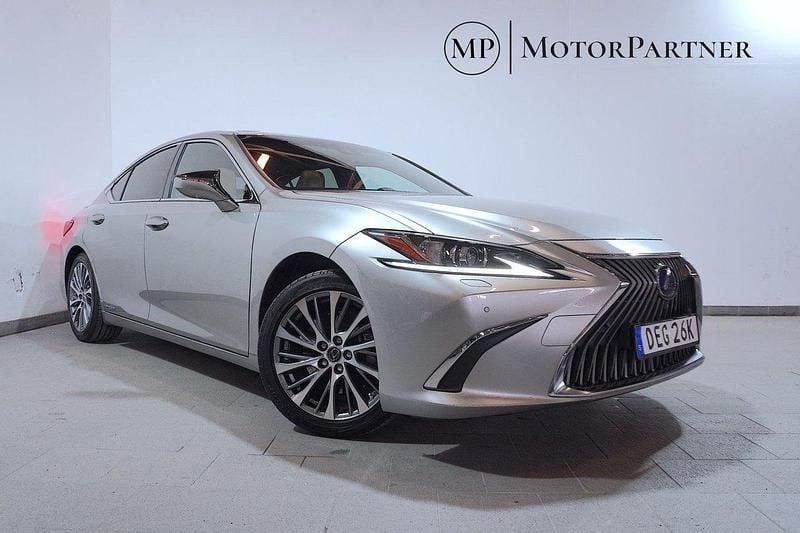 Ljusgrå (grå) Begagnad 2021 Lexus ES300H Executive Line Sedan | 369 900 kr (Marknadspris) - Bild 1/4