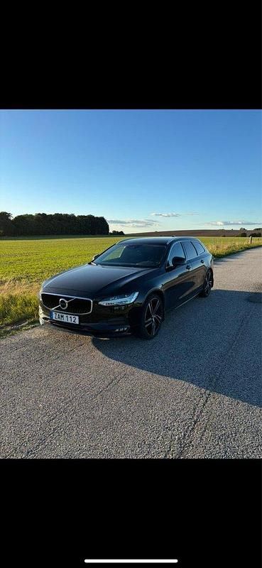 Svart Begagnad 2019 Volvo V90 Momentum Kombi | 250 000 kr (Marknadspris) - Bild 1/4