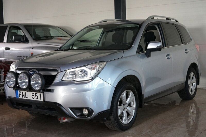 Silver Begagnad 2013 Subaru Forester SUV | 139 500 kr (Marknadspris) - Bild 1/4