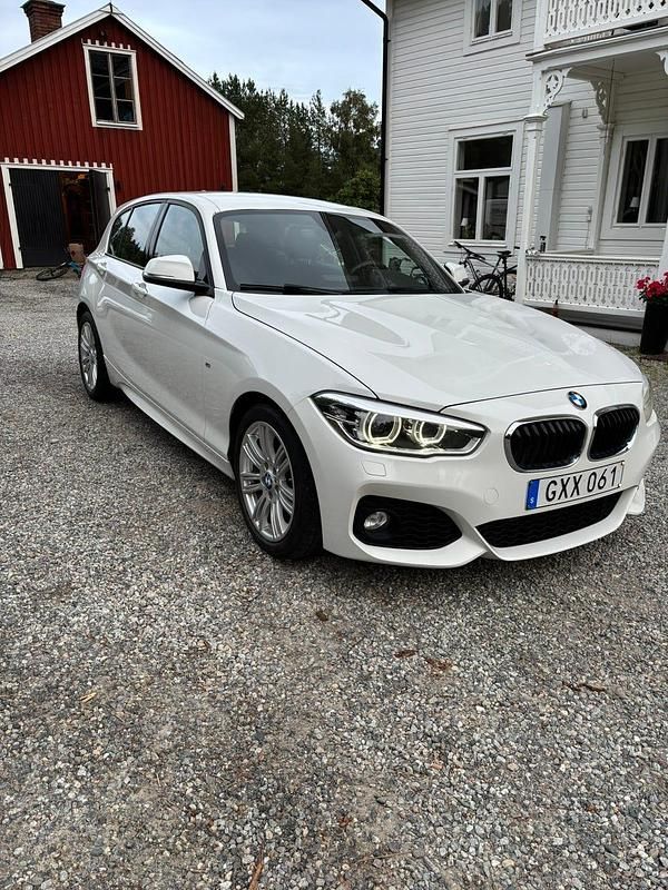 Alpinvit Begagnad 2016 BMW 118 Halvkombi | 149 000 kr (Marknadspris) - Bild 1/4