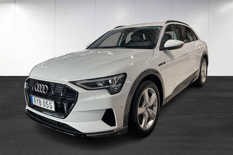 Vit Begagnad 2020 Audi e-tron Sport SUV | 249 000 kr (Superpris) - Bild 1/4