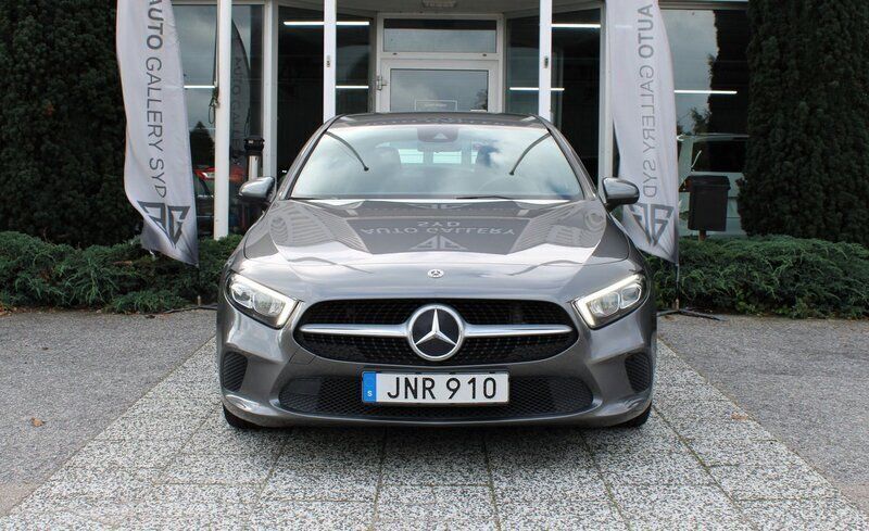 Mörkgrå (grå) Begagnad 2019 Mercedes A180 Halvkombi | 199 900 kr (Bra pris) - Bild 1/4