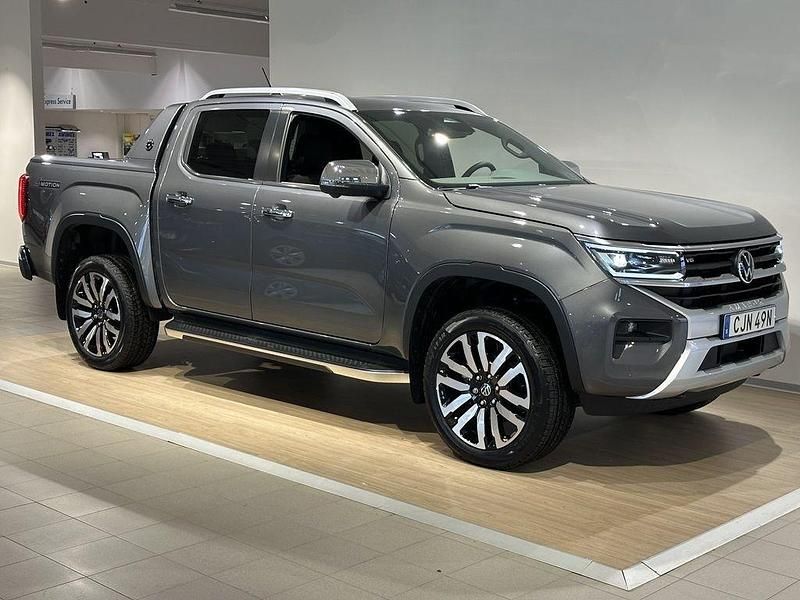 Mörkgrå (dark grey metallic) Ny 2025 VW Amarok Aventura Pickup | 926 500 kr (Dyr) - Bild 1/4