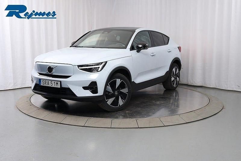 Ljusblå (cloud blue) Begagnad 2023 Volvo EC40 Plus SUV | 419 900 kr (Marknadspris) - Bild 1/4