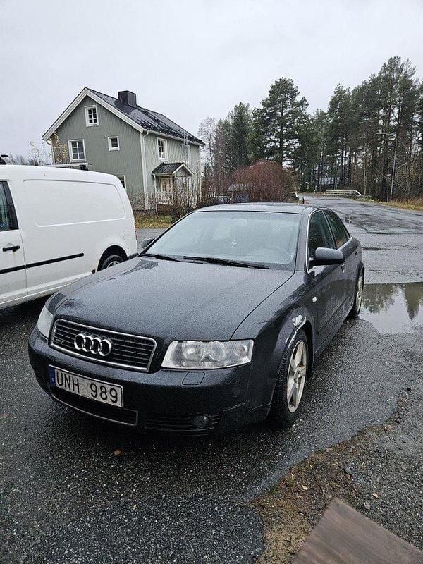 Svart Begagnad 2004 Audi A4 Comfort Sedan | 13 000 kr (Marknadspris) - Bild 1/4