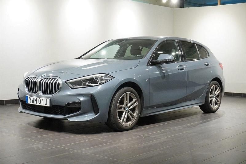 Mörkgrå Begagnad 2022 BMW 118 M Sport Halvkombi | 269 500 kr (Marknadspris) - Bild 1/2