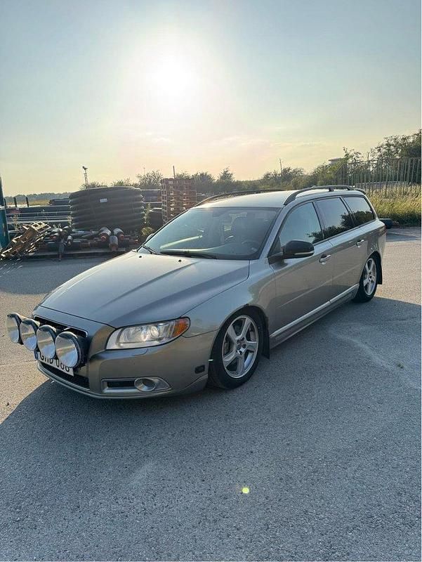 Brun Begagnad 2008 Volvo V70 Momentum Kombi | 43 000 kr (Marknadspris) - Bild 1/4