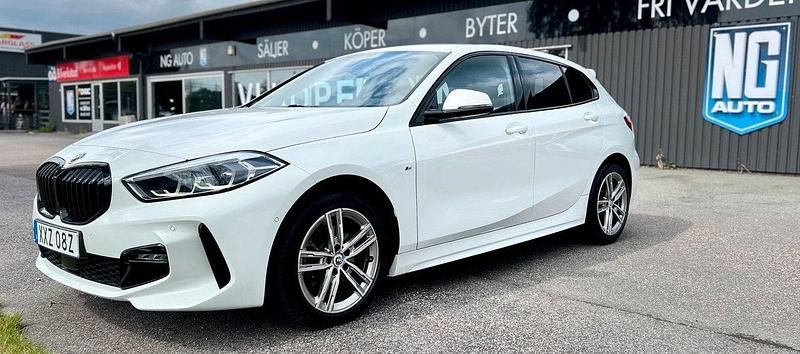 Vit Begagnad 2022 BMW 118 M Sport Halvkombi | 304 900 kr (Dyr) - Bild 1/4