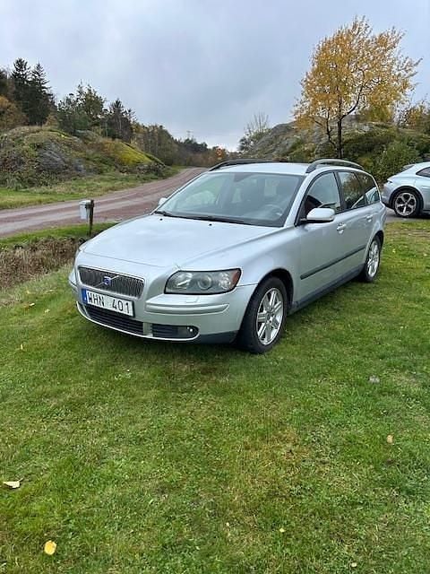 Grå Begagnad 2005 Volvo V50 Kinetic Kombi | 23 000 kr (Marknadspris) - Bild 1/4