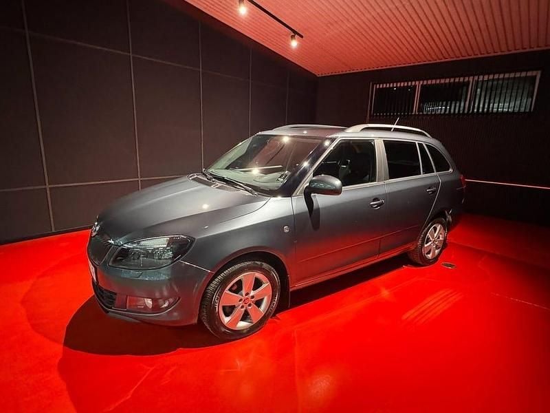 Metal grey metallic Begagnad 2014 Skoda Fabia Ambition Kombi | 94 900 kr (Marknadspris) - Bild 1/4