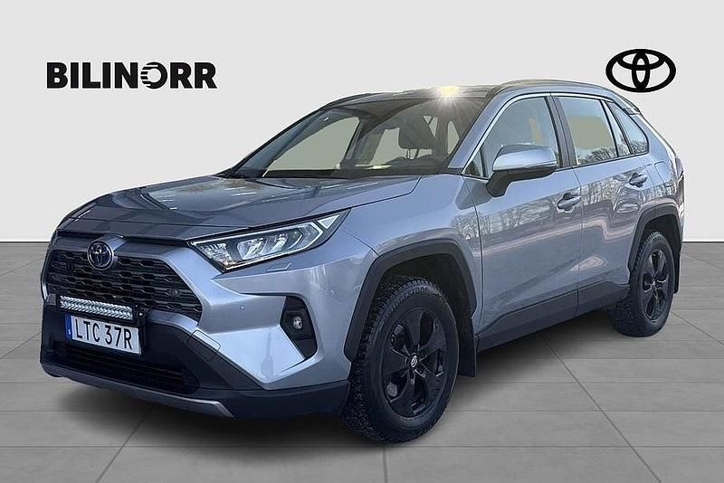 Silver Begagnad 2022 Toyota RAV4 Hybrid Active SUV | 369 900 kr (Lite dyr) - Bild 1/4