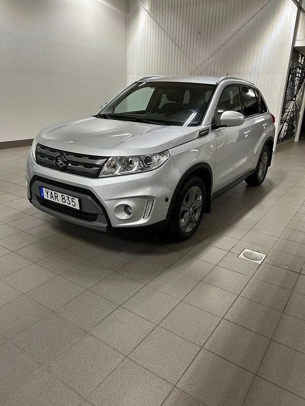 Silver Begagnad 2015 Suzuki Vitara GL SUV | 159 900 kr (Marknadspris) - Bild 1/4