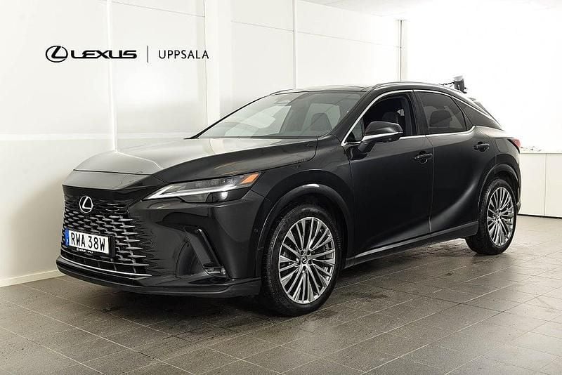 Svart Begagnad 2023 Lexus RX450h+ Luxury Line SUV | 674 900 kr (Marknadspris) - Bild 1/4