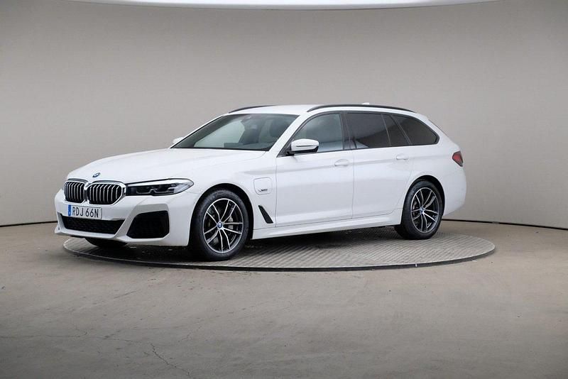 Vit (alpinvit ii) Begagnad 2023 BMW 530e M Sport Kombi | 435 000 kr (Marknadspris) - Bild 1/4