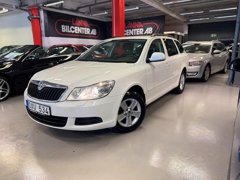 Vit Begagnad 2012 Skoda Octavia Kombi | 59 000 kr (Lite dyr) - Bild 1/4