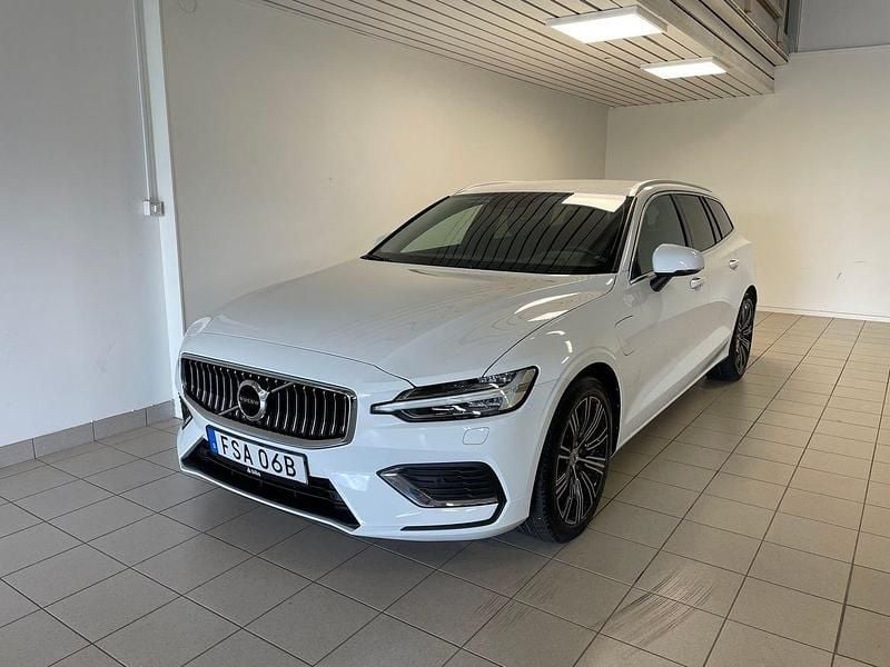 Vit Begagnad 2021 Volvo V60 Inscription Kombi | 339 000 kr (Marknadspris) - Bild 1/4
