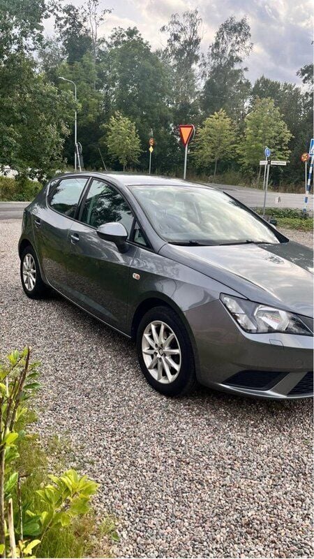 Grå Begagnad 2016 Seat Ibiza Style Halvkombi | 75 000 kr (Marknadspris) - Bild 1/4