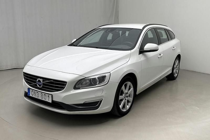 Vit Begagnad 2018 Volvo V60 Momentum Kombi | 130 000 kr (Superpris) - Bild 1/4