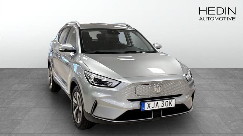 Grå (silver) Begagnad 2022 MG ZS Comfort Sedan | 239 900 kr (Marknadspris) - Bild 1/4