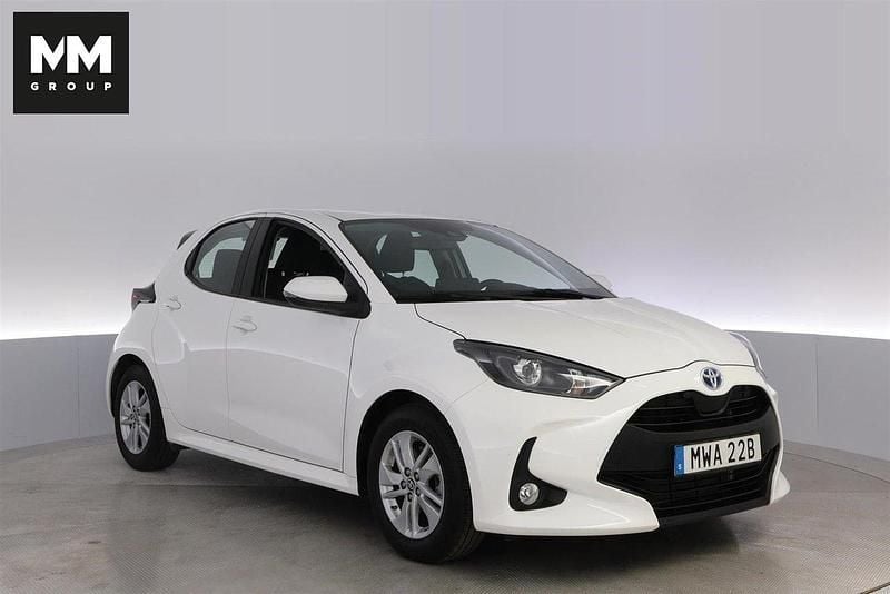 Vit Begagnad 2023 Toyota Yaris Hybrid Active Halvkombi | 228 900 kr (Marknadspris) - Bild 1/4