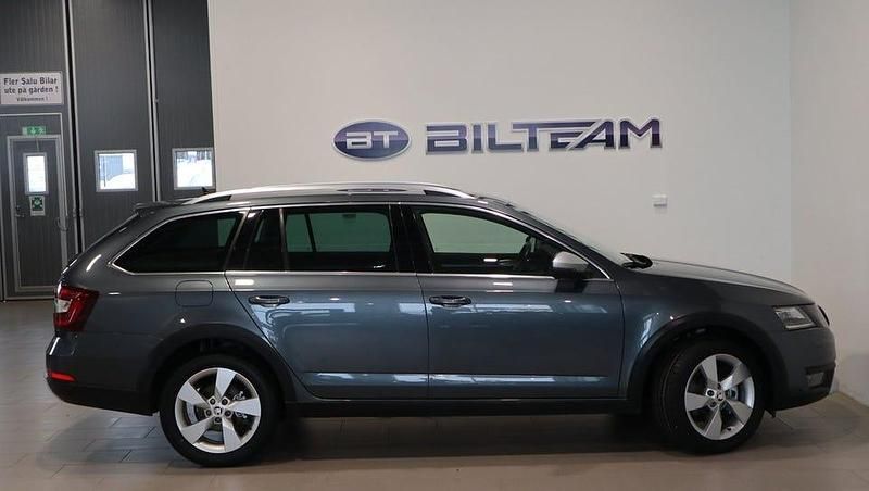 Begagnad Skoda Octavia Scout 184 HK (135 kW) 2020 Grå Kombi