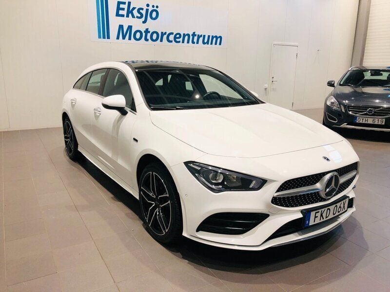 Vit Begagnad 2020 Mercedes CLA250e Shooting Brake AMG Kombi | 399 000 kr (Dyr) - Bild 1/4