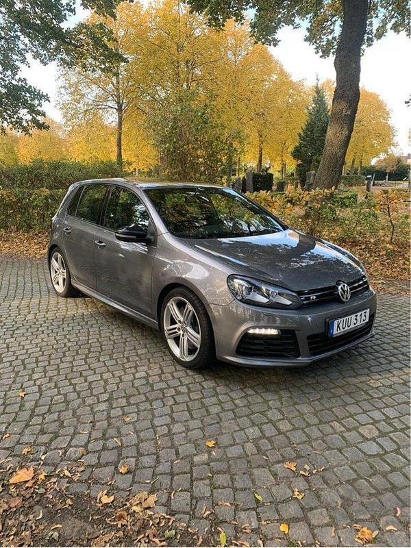 Grå Begagnad 2011 VW Golf VI R Halvkombi | 155 000 kr - Bild 1/4