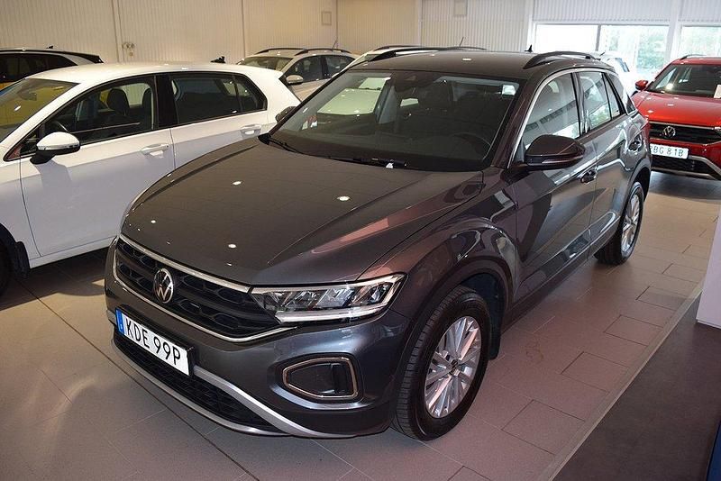 Mörkgrå Begagnad 2022 VW T-Roc SUV | 212 000 kr (Marknadspris) - Bild 1/4