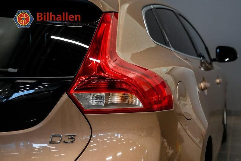 Begagnad Volvo V40 Momentum 150 HK (110 kW) 2012 Brun Halvkombi