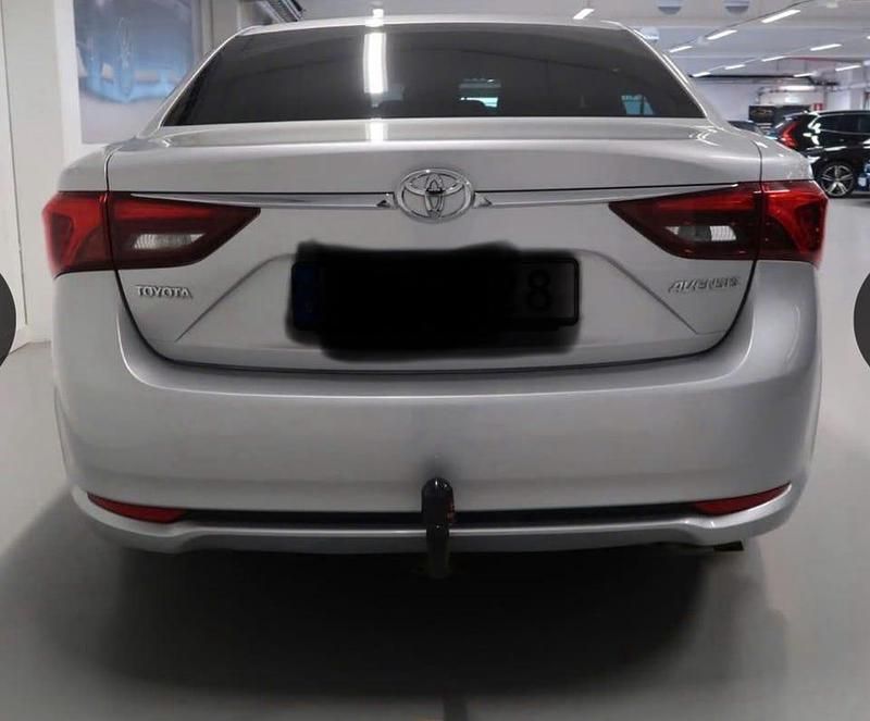 Begagnad Toyota Avensis 147 HK (108 kW) 2015 Silver Sedan