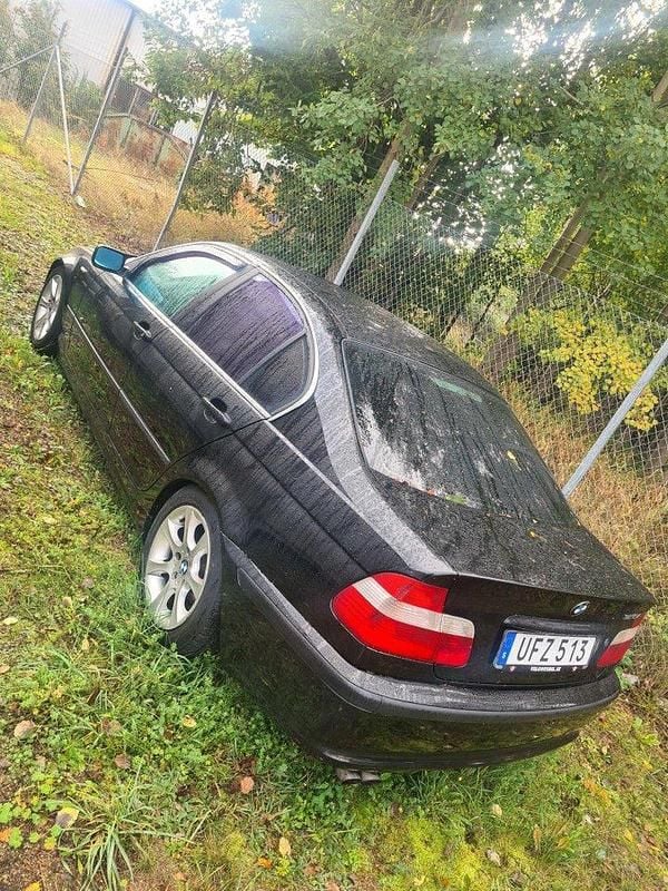 Svart Begagnad 2003 BMW 320 Sedan | 32 500 kr (Bra pris) - Bild 1/4