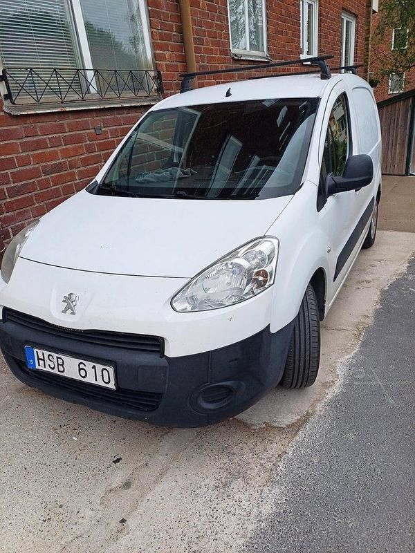 Vit Begagnad 2012 Peugeot Partner Minibuss | 26 500 kr (Bra pris) - Bild 1/4