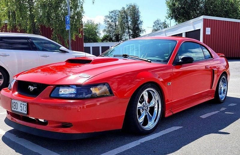 Röd Begagnad 2001 Ford Mustang Bullitt Sportkupé | 155 000 kr - Bild 1/4