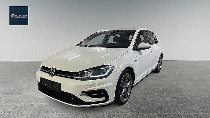 Vit Begagnad 2018 VW Golf VII R-line Halvkombi | 209 900 kr (Lite dyr) - Bild 1/4