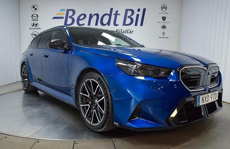 Blå Begagnad 2024 BMW M5 Comfort Edition Kombi | 1 595 000 kr - Bild 1/3
