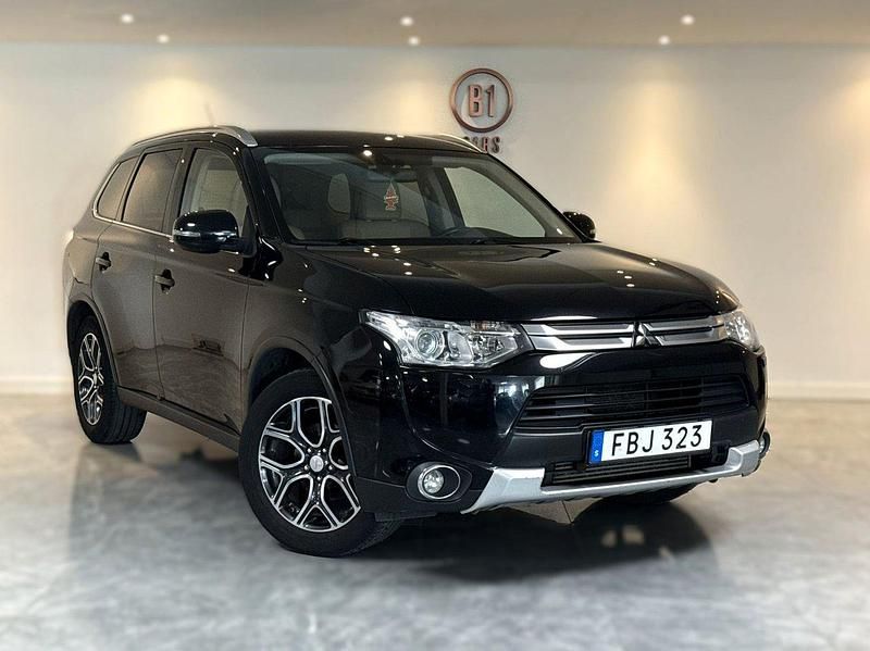 Svart Begagnad 2015 Mitsubishi Outlander SUV | 119 900 kr (Marknadspris) - Bild 1/4
