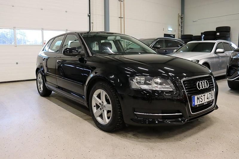Begagnad Audi A3 Sportback Attraction 105 HK (77 kW) 2012 Svart Halvkombi