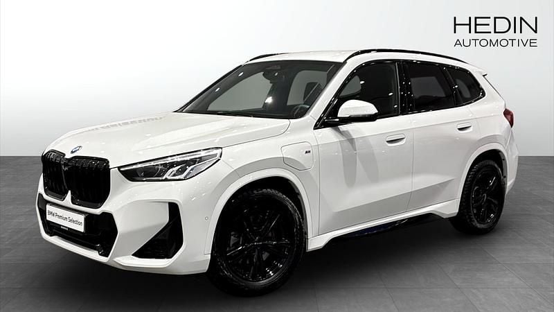 Vit (white) Begagnad 2023 BMW X1 M Sport SUV | 469 700 kr (Bra pris) - Bild 1/4