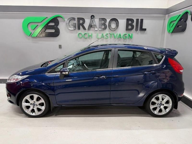 Begagnad Ford Fiesta Titanium 82 HK (60 kW) 2011 Blå Halvkombi